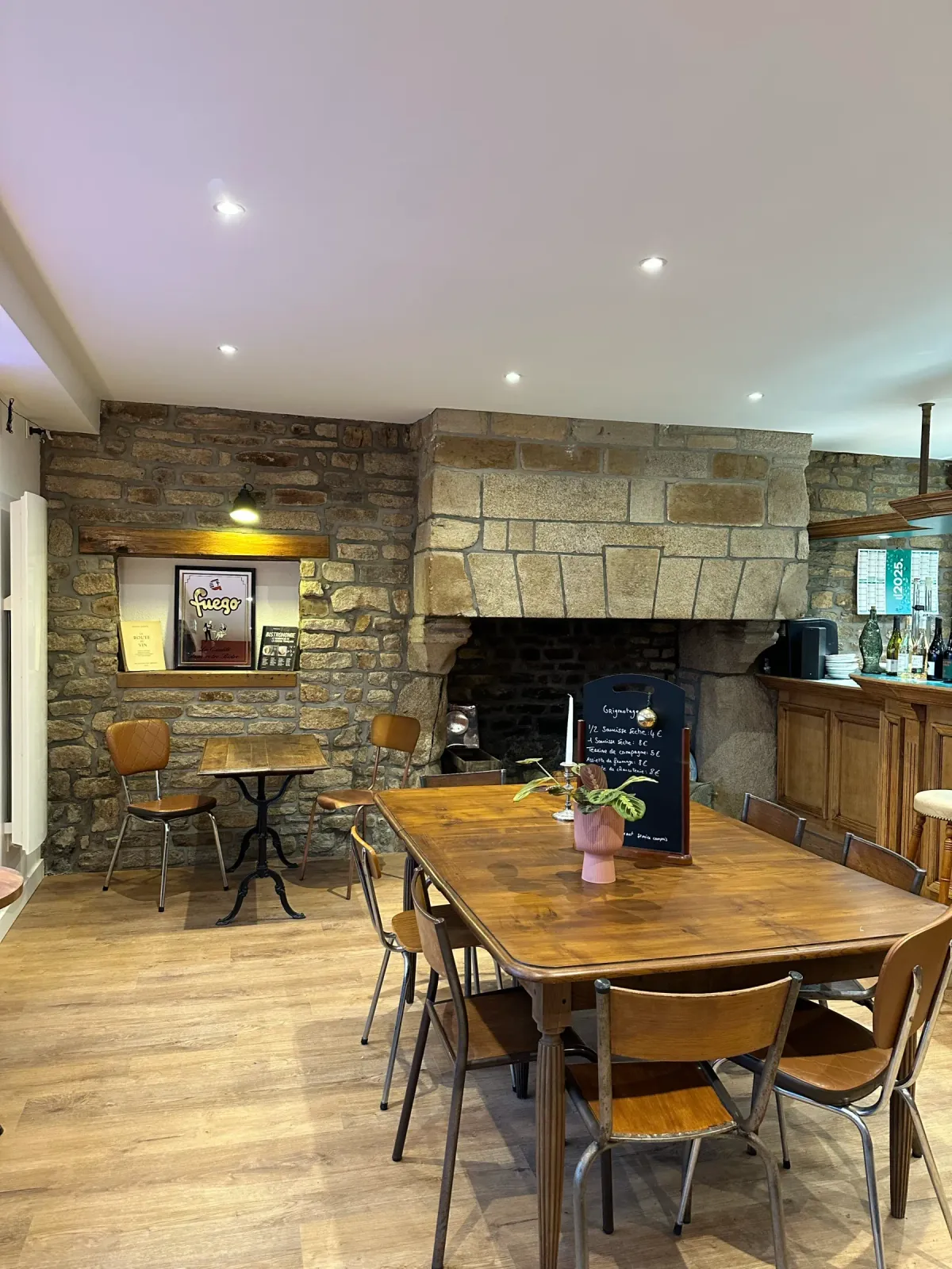 Rénovation professionnelle Plumelec - Comptoir bar bois naturel éclairage tamisé