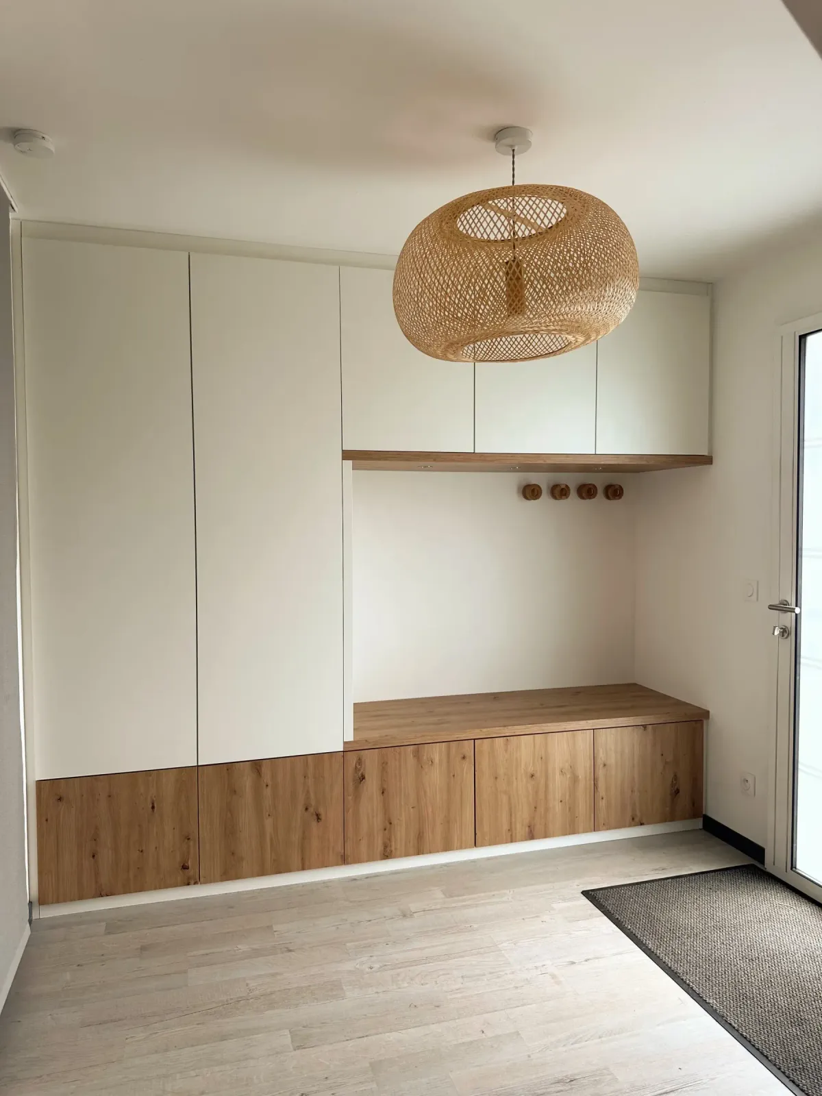 Maison familiale Baden Morbihan - Entrée avec aménagement menuisé rangements intégrés